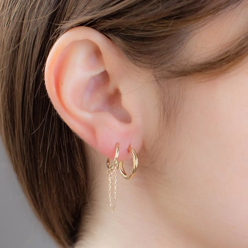 Piercing de argolla en la oreja sale