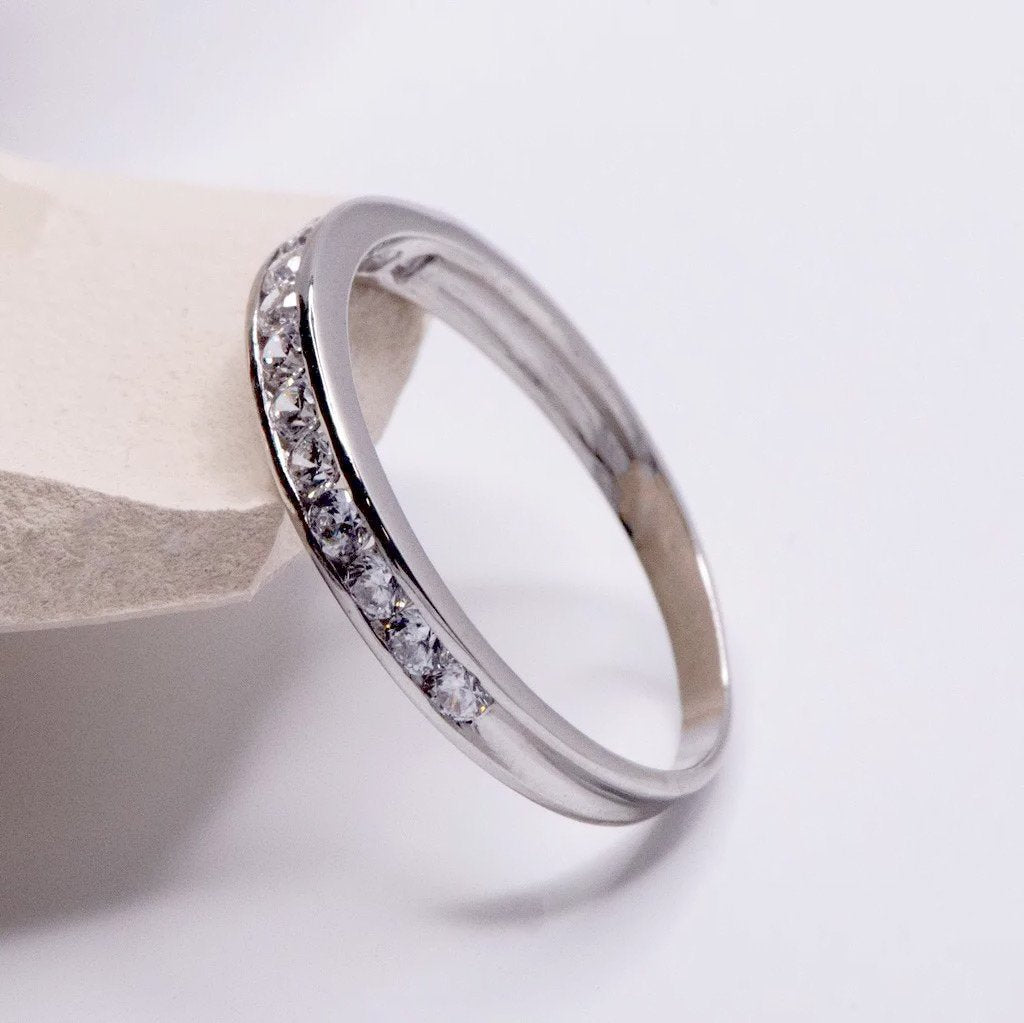 Anillo Gema Media Alianza con Circonitas Blancas en Oro Blanco Kilat