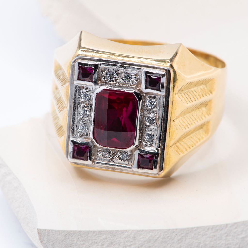 Sello Hombre Rectangular en Oro Bicolor 18 kilates con Piedra Roja Cen