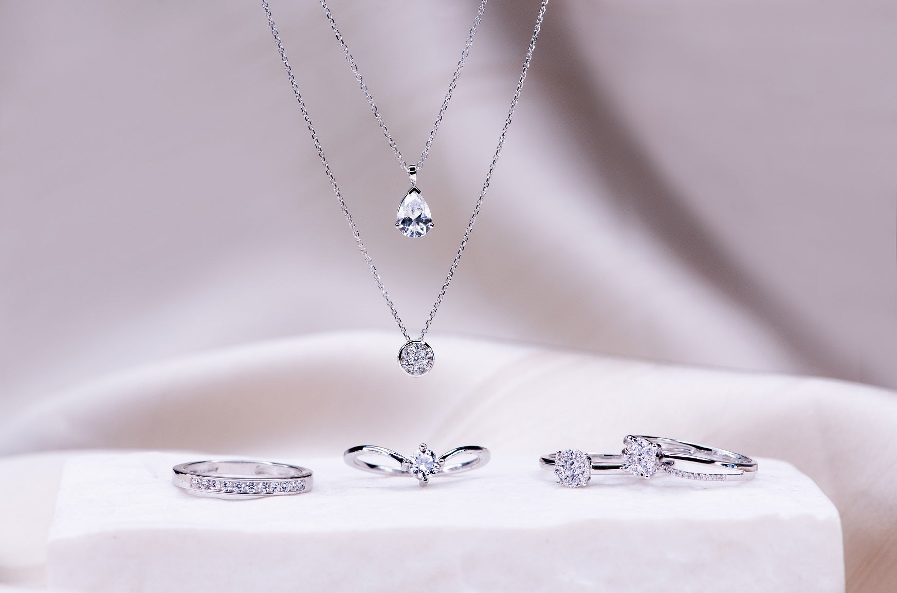 Invitada de una boda de invierno, ¿qué joyas llevar y cómo combinarlas?