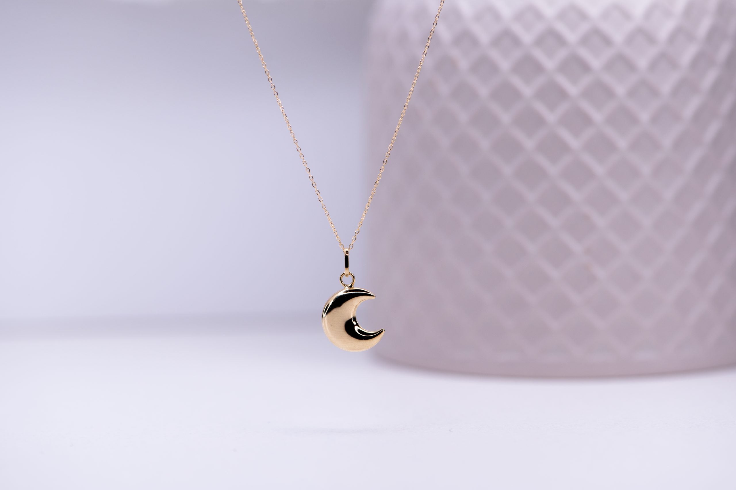 Conoce las principales diferencias entre una cadena, una gargantilla, un colgante y un chocker