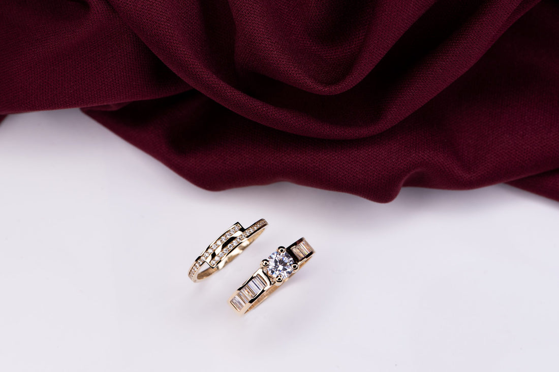¿Cómo combinar la alianza de boda con tu anillo de compromiso?