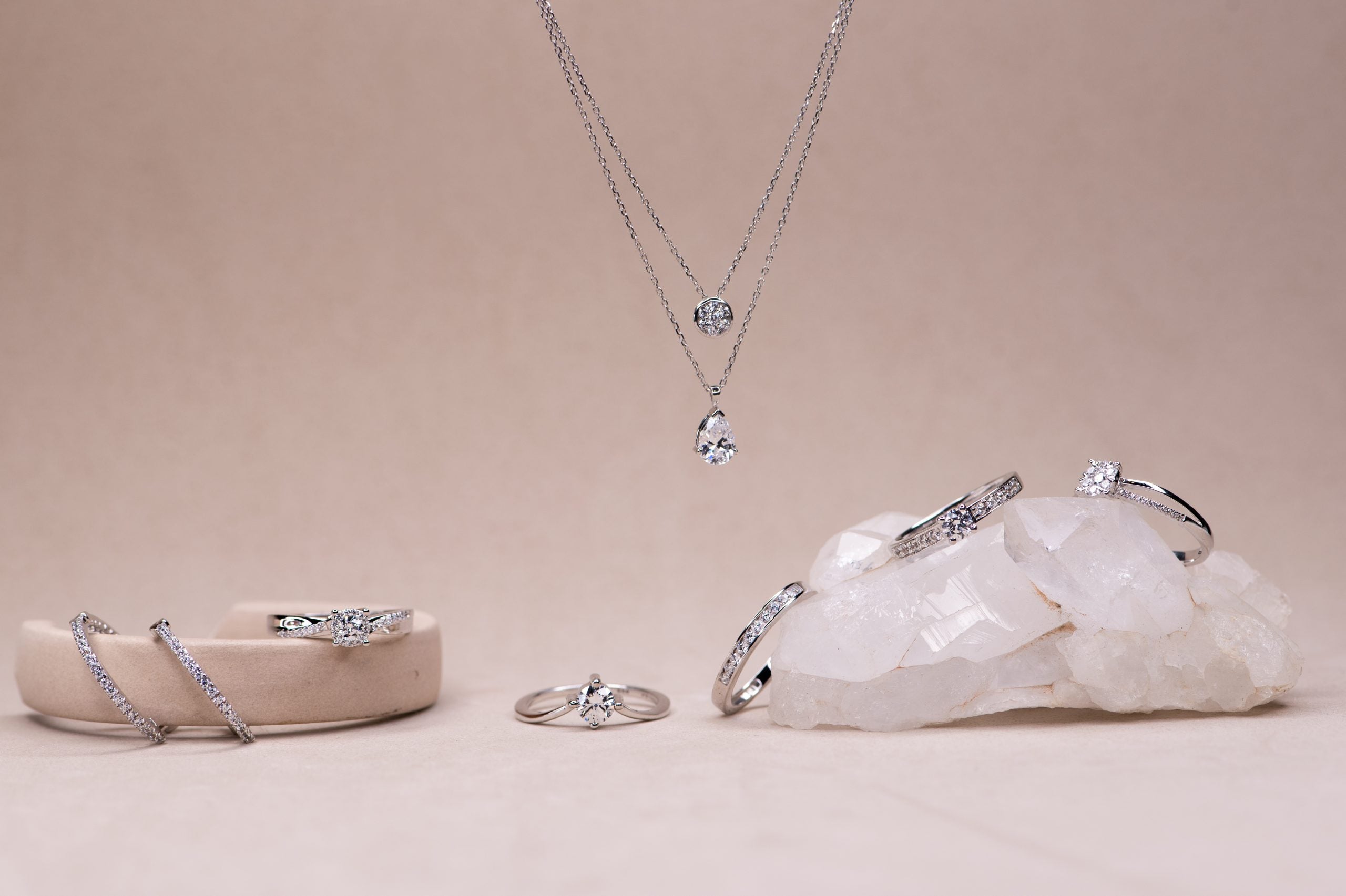 Tendencias en joyas de este invierno 2023 que vas a ver en las calles