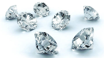 Anillos de compromiso con diamantes creados: una apuesta diferente y elegante