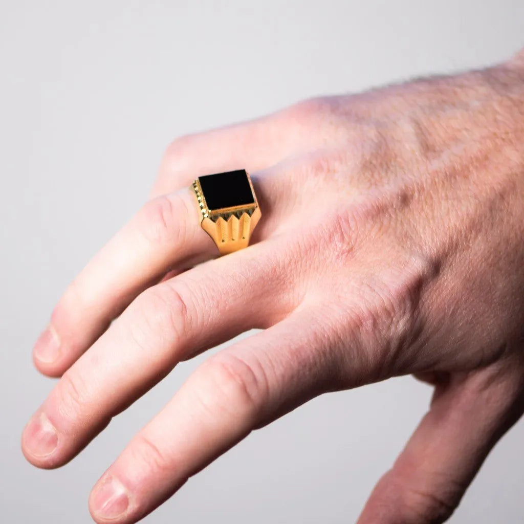 Este es el significado de un anillo según el dedo dónde lo lleve un hombre