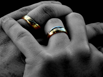 De qué lado se pone una mujer el anillo de matrimonio?