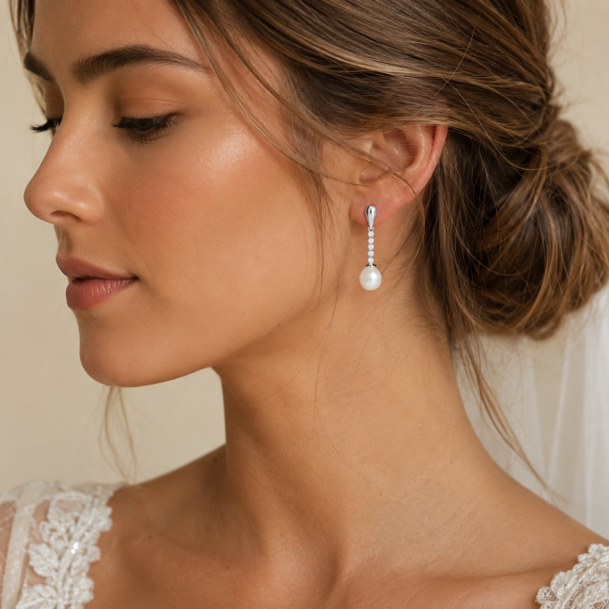 Pendientes Largos de Oro Blanco 9K con Perla y Circonitas