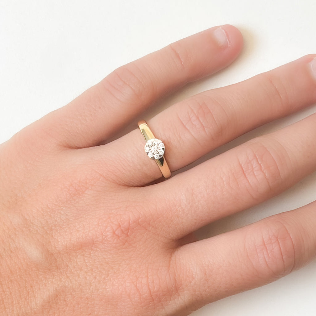 Anillo Rosetón de Oro de 18 Quilates con Diamantes