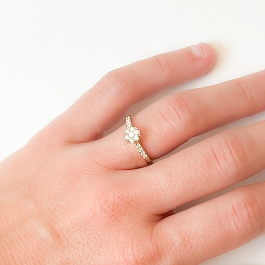 Anillo Americano Rosetón de Diamantes 0,76 Quilates Oro Amarillo 18 Kilates