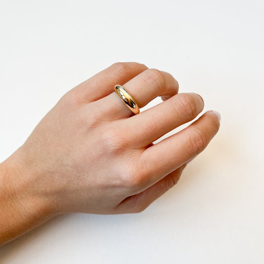 Anillo Liso con Volumen en Oro Amarillo 18 Kilates