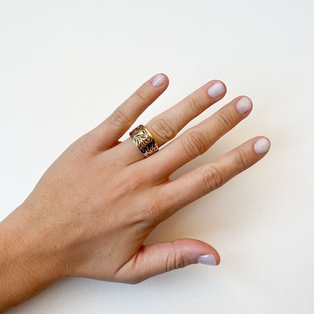 Anillo Ancho Calado de Ramas de Oro de 18 Quilates