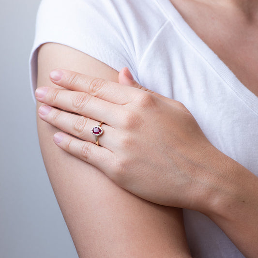 Anillo Clarice con Rubí y Diamantes en Oro Amarillo