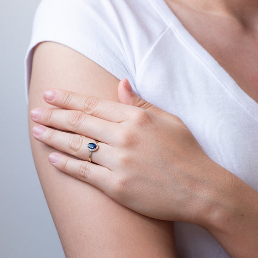 Anillo Clarice con Zafiro y Diamantes en Oro Amarillo 9 Kilates