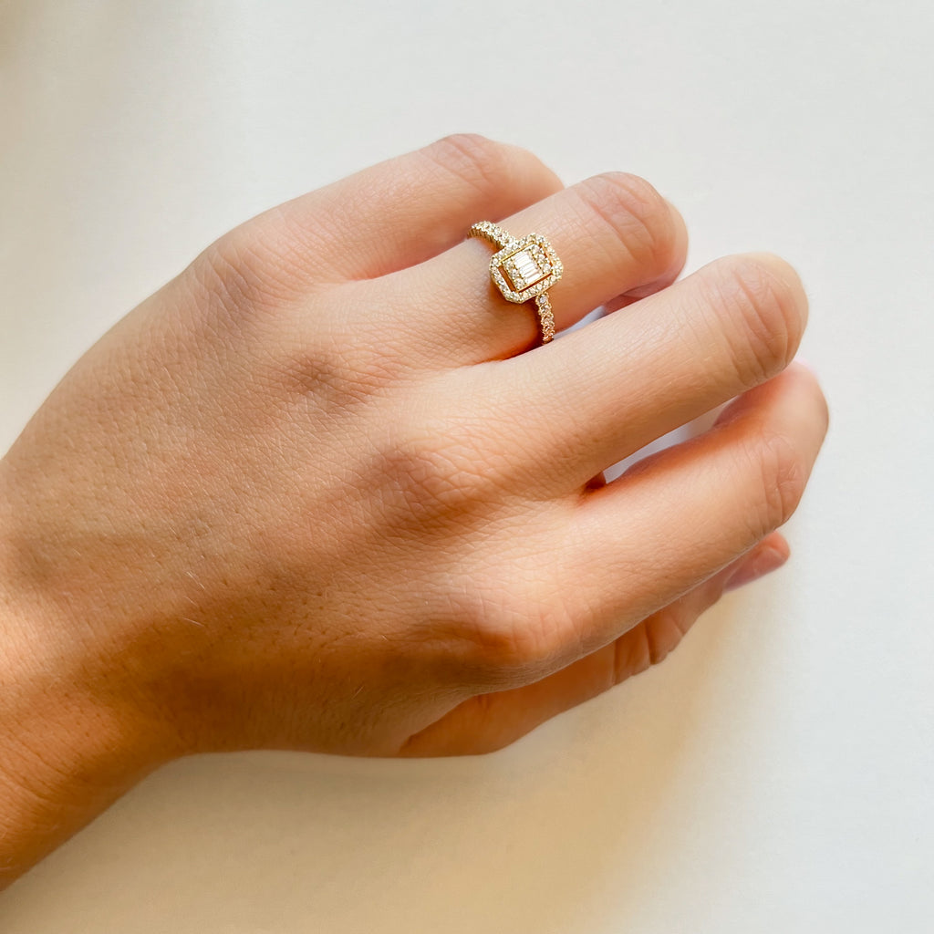 Anillo Gisele de Oro 18K con Tres Circonitas Baguette