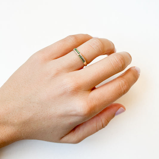 Anillo Fable con Circonitas Esmeralda y Blancas en Oro Amarillo 9 kilates