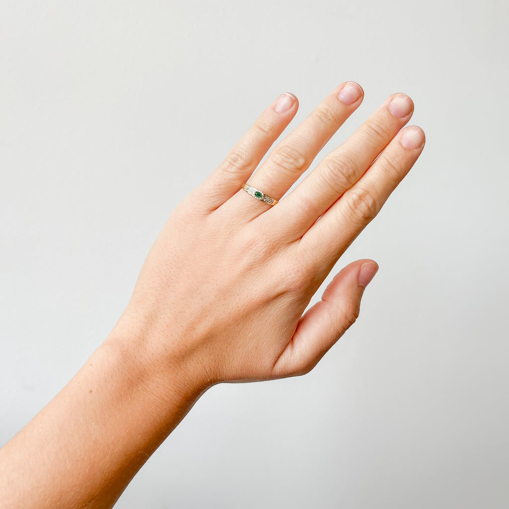 Anillo Circonita Esmeralda y con Circonita Blancas en Oro Amarillo de 9 Kilates