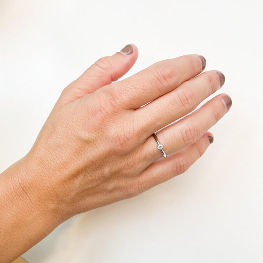 Anillo Solitario 4 Grapas de Diamante 0.10 Quilates en Platino