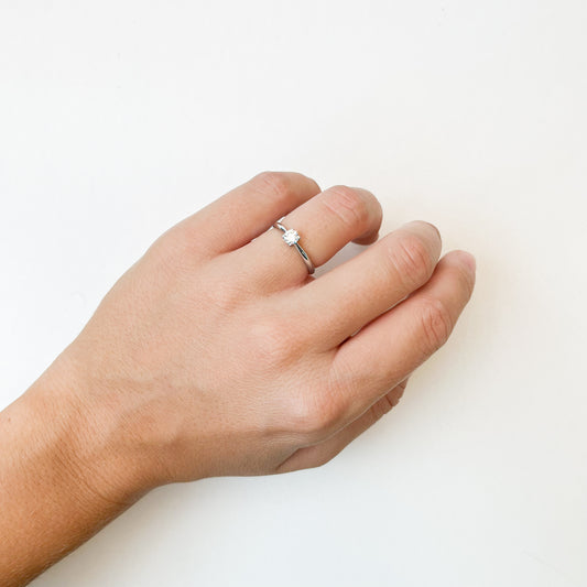 Anillo Solitario 4 Grapas de Diamante 0.30 Quilates en Platino