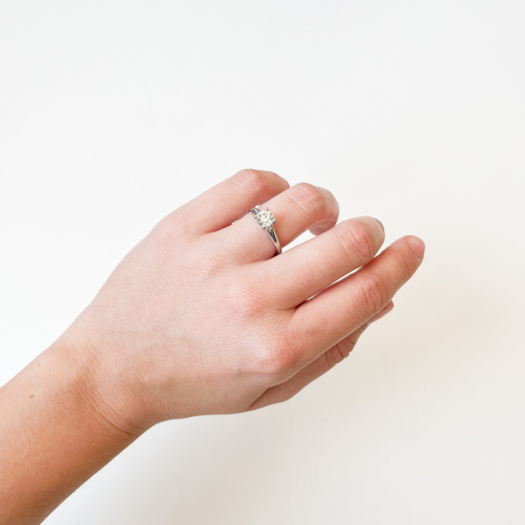 Anillo Solitario Fina con Diamante 1 Quilate en Oro 18 Kilates