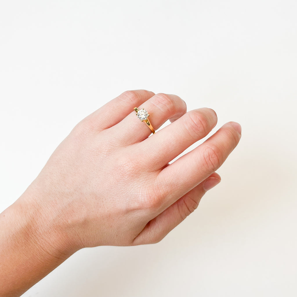 Anillo Solitario Fina con Diamante 1 Quilate en Oro 18 Kilates
