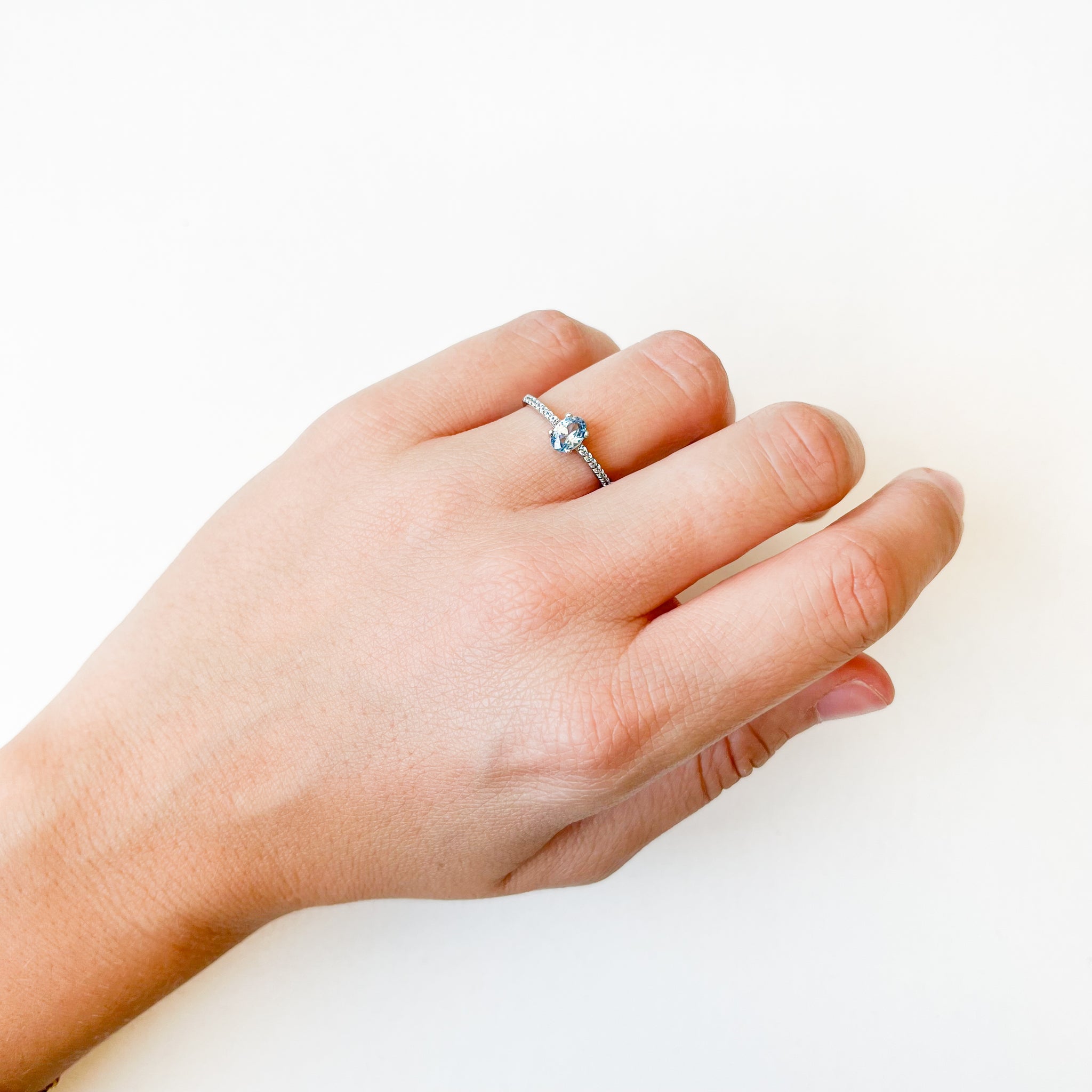 Anillo Isobel Solitario Americano con Circonita Aguamarina en Oro Blanco 9 Kilates