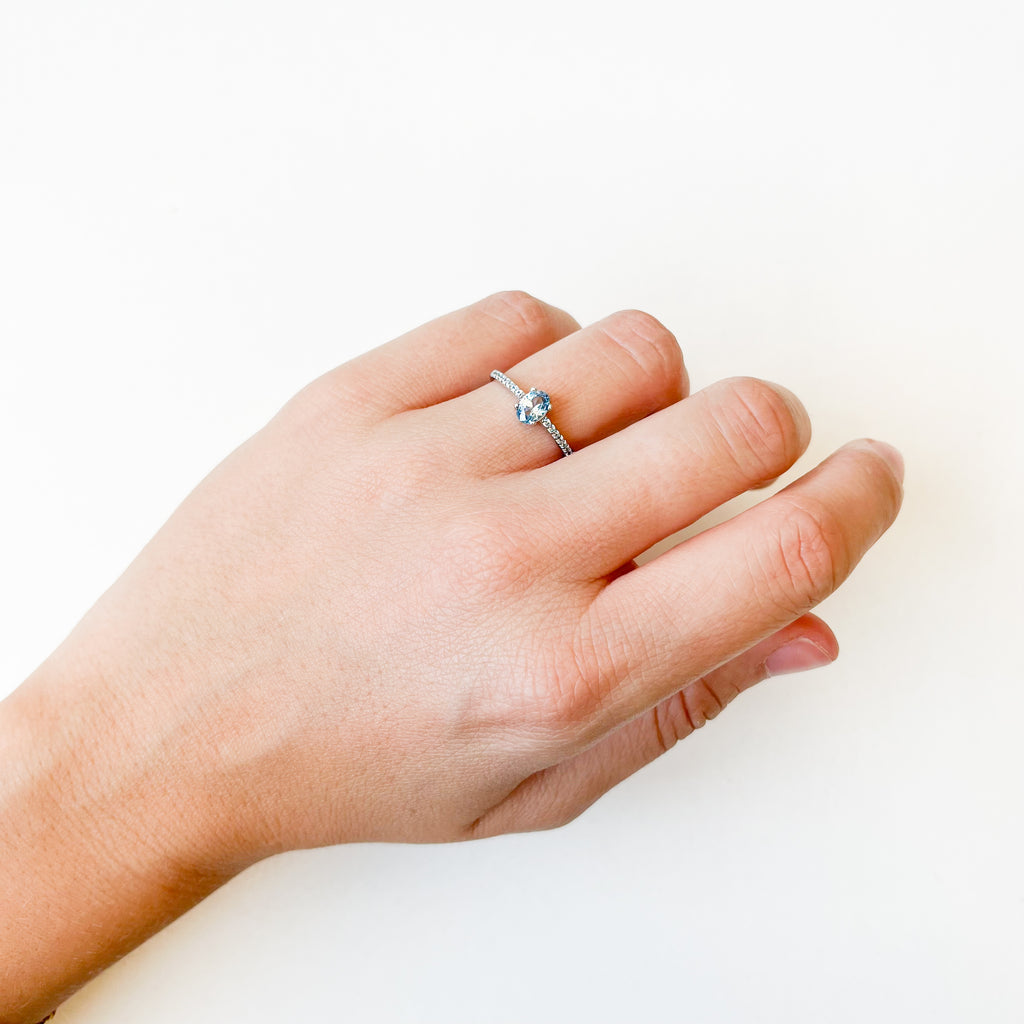 Anillo Isobel Solitario Americano con Circonita Aguamarina en Oro Blanco 9 Kilates