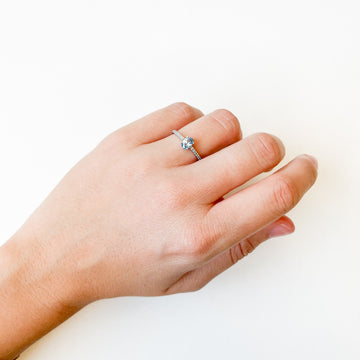 Anillo Isobel Solitario Americano con Circonita Aguamarina en Oro Blanco 9 Kilates