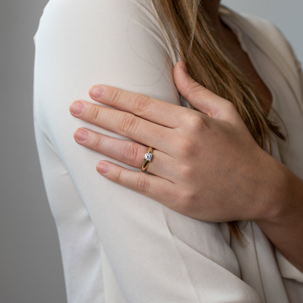 Anillo Solitario Tricia de Oro de 9 Quilates con Circonita