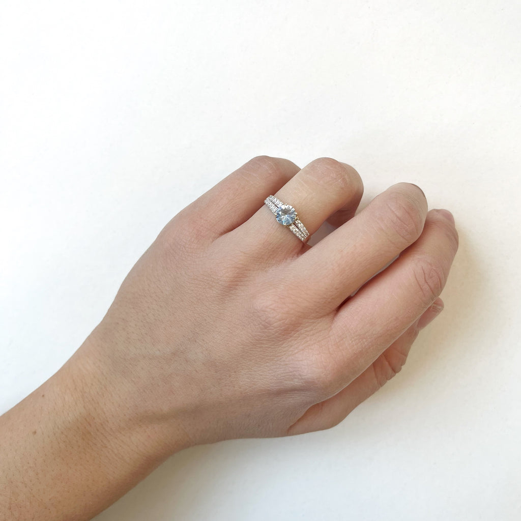 Anillo Solitario de Oro de 9 Quilates con Circonita Paraíba
