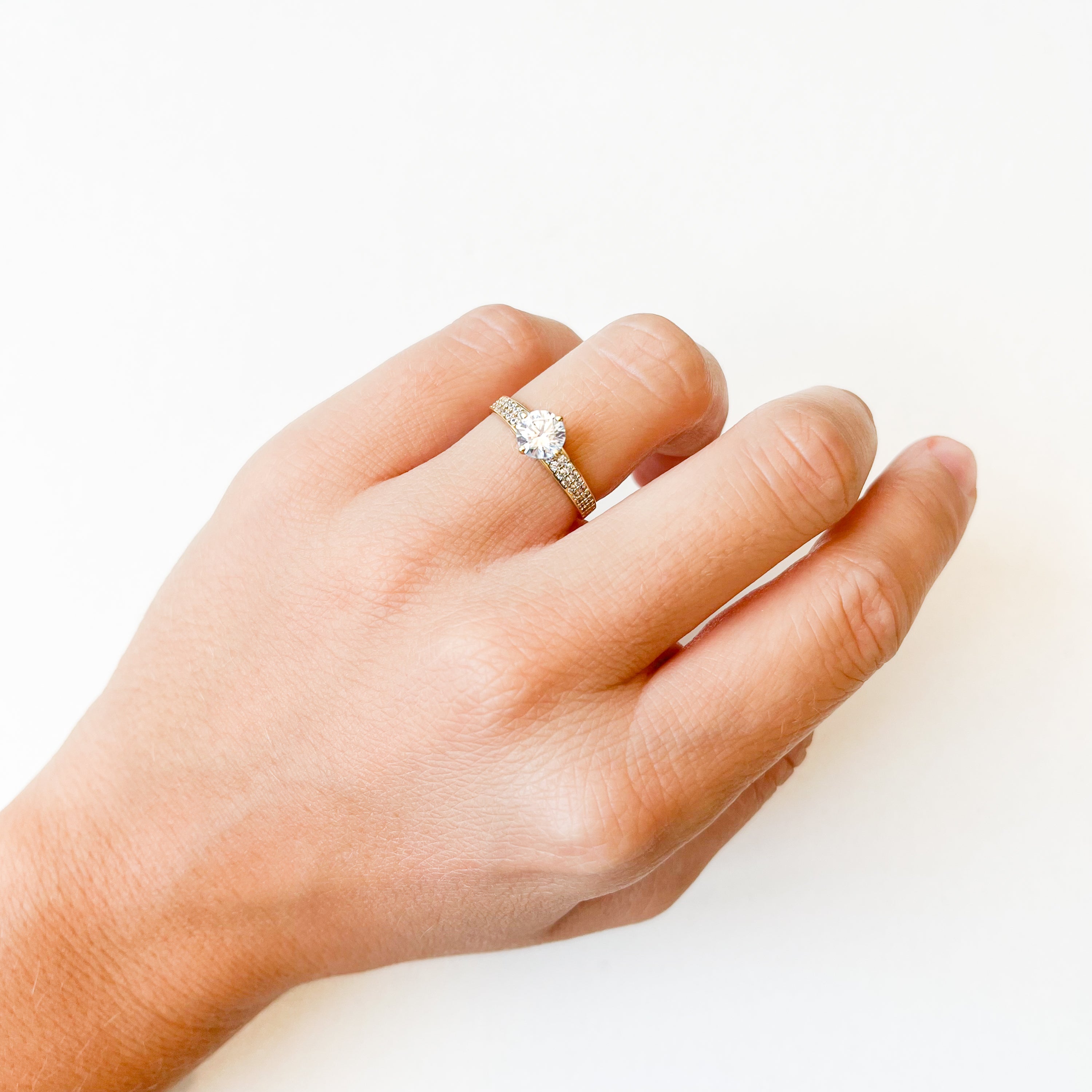 Anillo Solitario de Oro de 18 Quilates con Circonitas