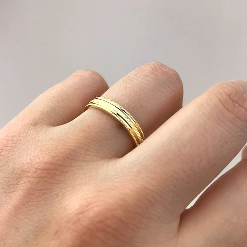 Alianza de Boda Nic en Oro Amarillo Facetado 2 Líneas Pulidas de 4 mm