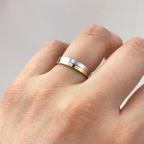 Alianza Kim de Oro Bicolor de 18 Quilates con Diamante
