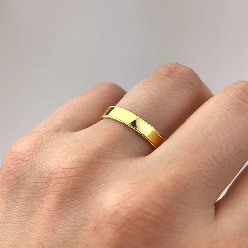 Alianza de Boda Ella en Oro Amarillo Pulido Cantos Diamantados de 4 mm