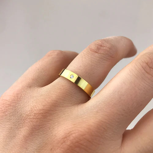 Alianza de Boda Ivy en Oro Amarillo Pulido de 4 mm con Diamante