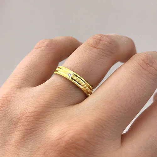 Alianza de Boda Nic en Oro Amarillo Facetado 2 Líneas Pulidas de 4 mm con Diamante