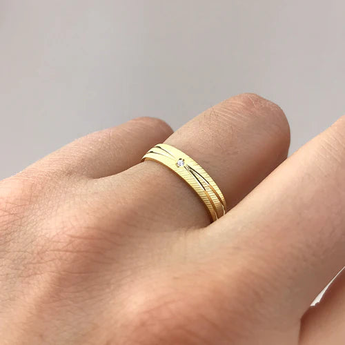 Alianza de Boda Eth en Oro Amarillo Facetado Pulido de 4 mm con Diamante