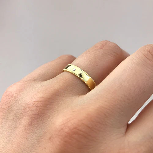 Alianza de Boda Ella en Oro Amarillo Pulido Cantos Diamantados de 4 mm con Diamante