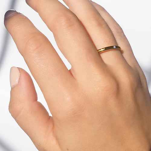 Alianza de Boda Media Caña en Oro Amarillo Pulido de 2 mm con Diamante