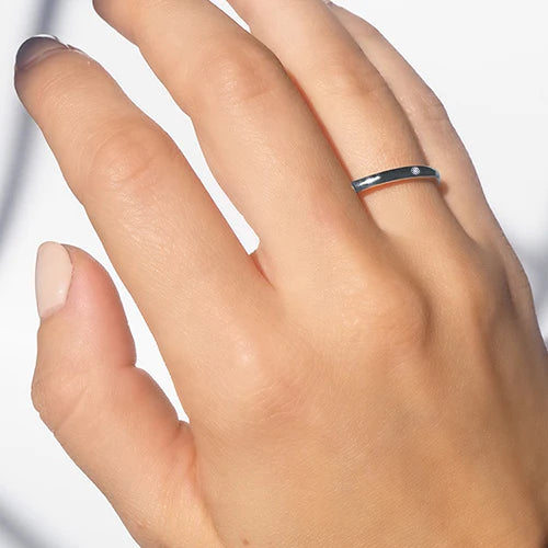 Alianza de Boda Media Caña en Oro Blanco Pulido de 2 mm con Diamante