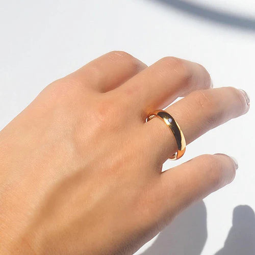 Alianza de Boda Media Caña en Oro Amarillo Pulido de 4 mm con Diamante