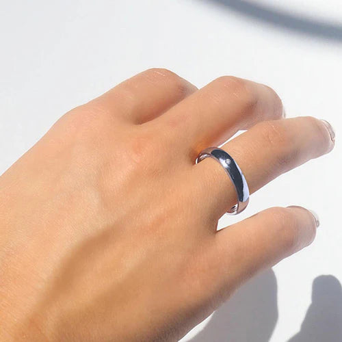 Alianza de Boda Media Caña en Oro Blanco Pulido de 4 mm con Diamante