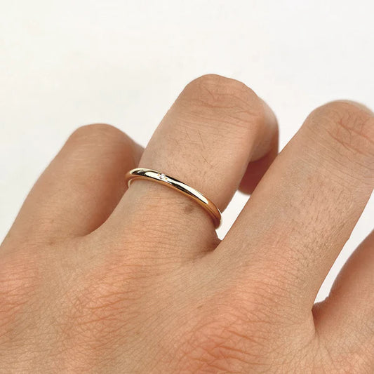Alianza de Boda Redonda en Oro Blanco Pulido de 2 mm con 3 Diamantes