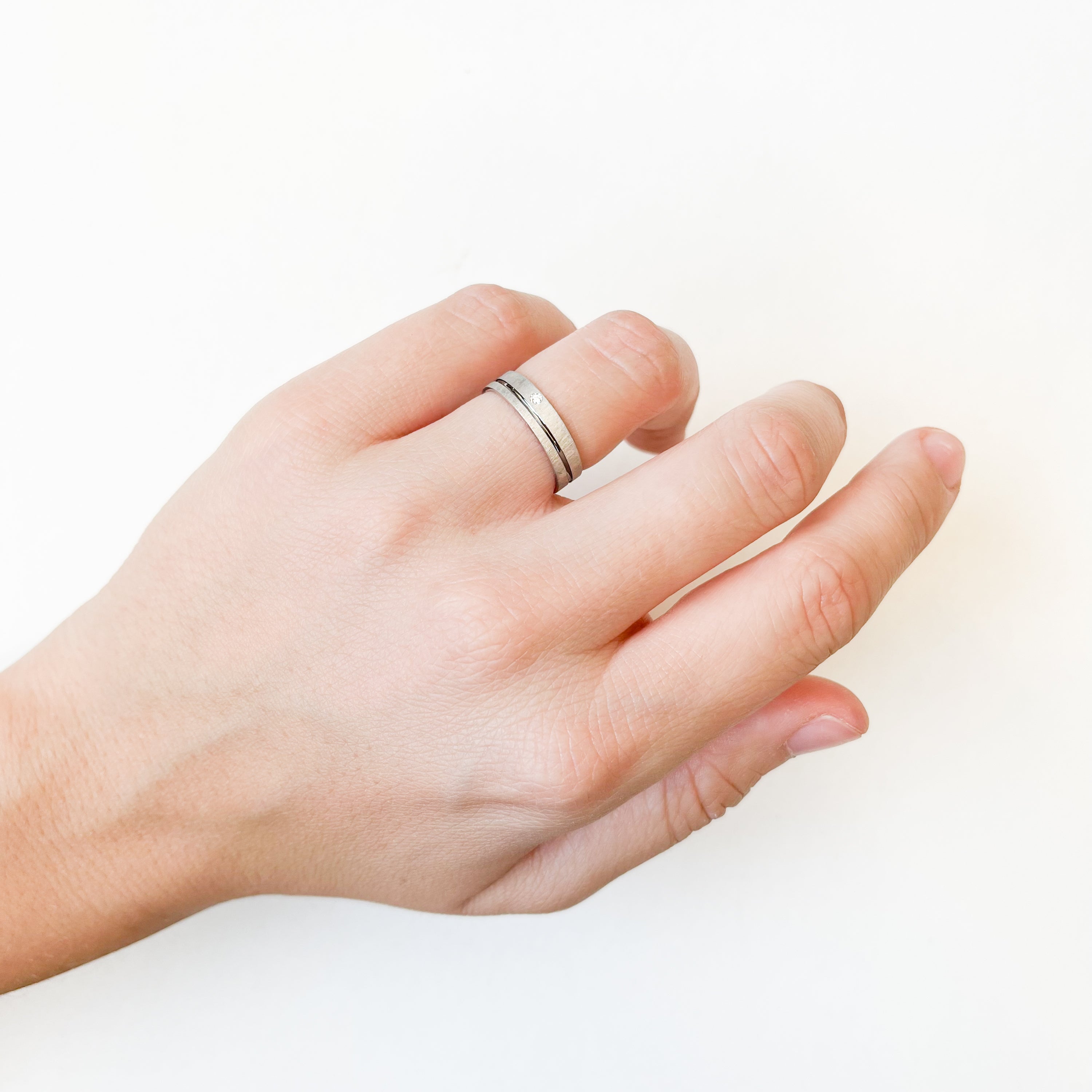 Alianza de Boda Lisbeth Satinada con Onda y Diamante en Oro Blanco 4,5 mm