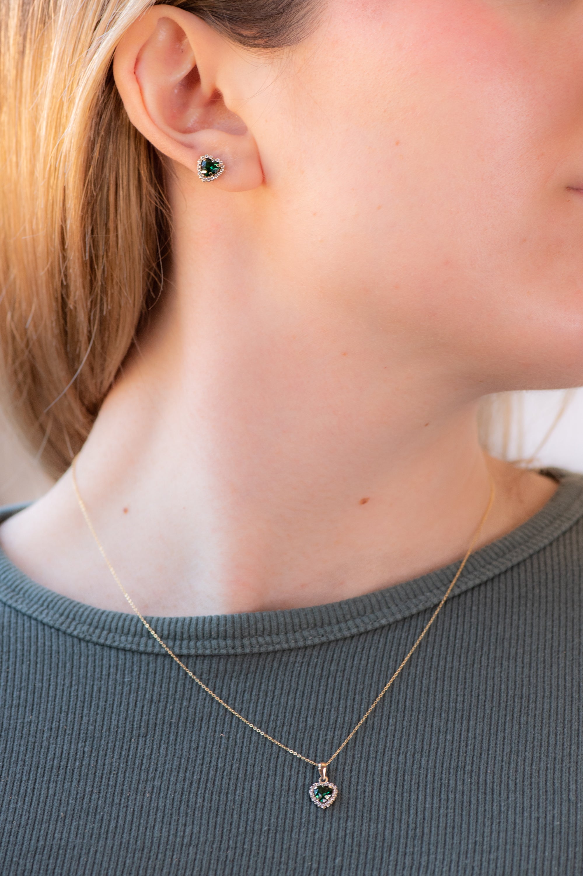 Conjunto Bella de Pendientes y Colgante en Oro Amarillo de 9 Kilates