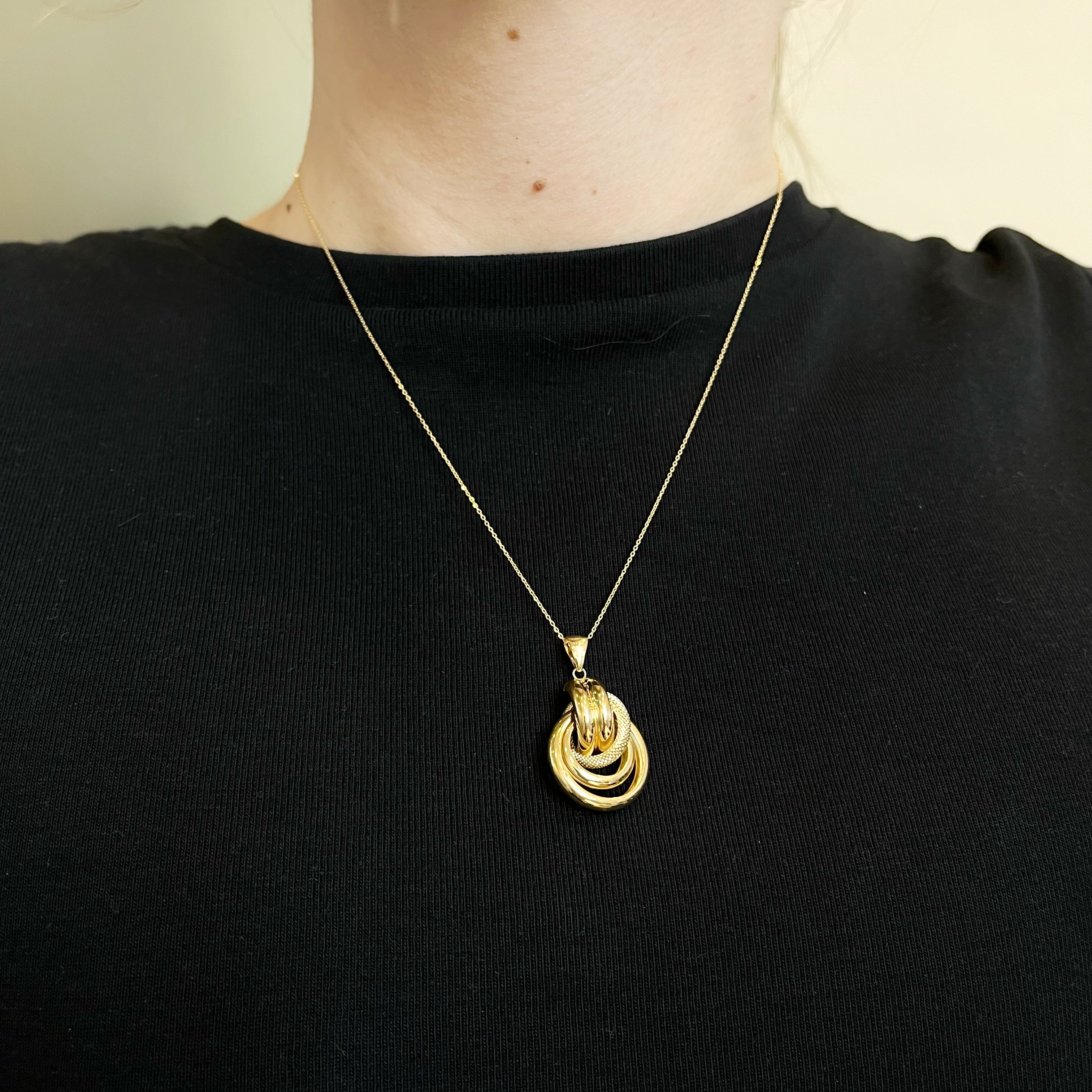Colgante Nudo con Grabado de Oro de 9 Quilates
