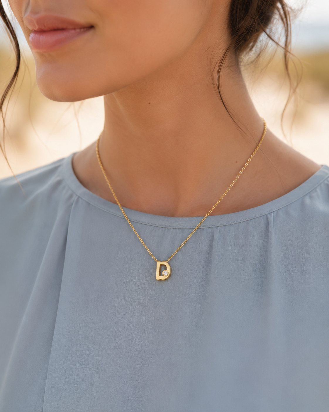 Cadena y Colgante Essenza Letra Inicial  Diamante Creado en Oro Amarillo 9 Kilates