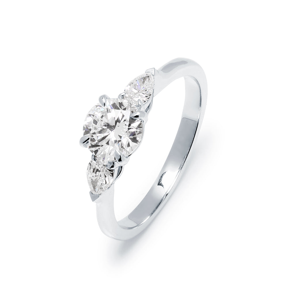 Anillo de Oro de 9 Quilates con Diamantes Creados Talla Pera