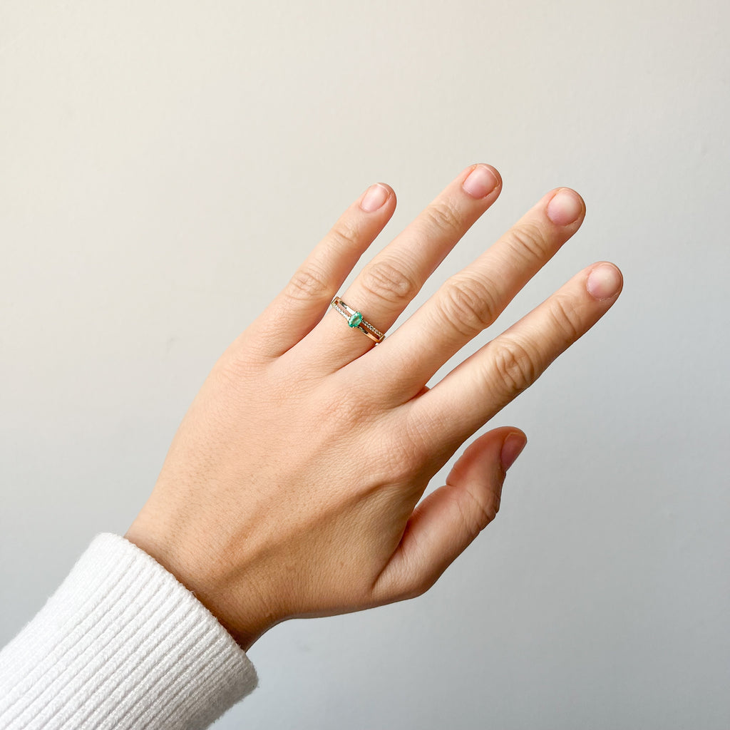 Anillo Arianne de Esmeralda y Diamante Creado en Oro de 18 Kilates