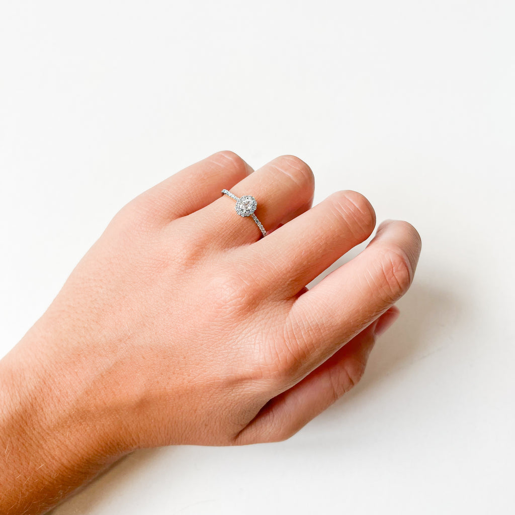 Anillo de Oro de 9 Quilates con Diamante Oval y Brillantes