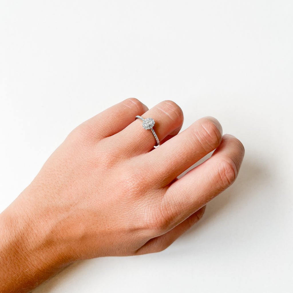 Anillo de Diamantes de Oro Blanco de 9 Quilates